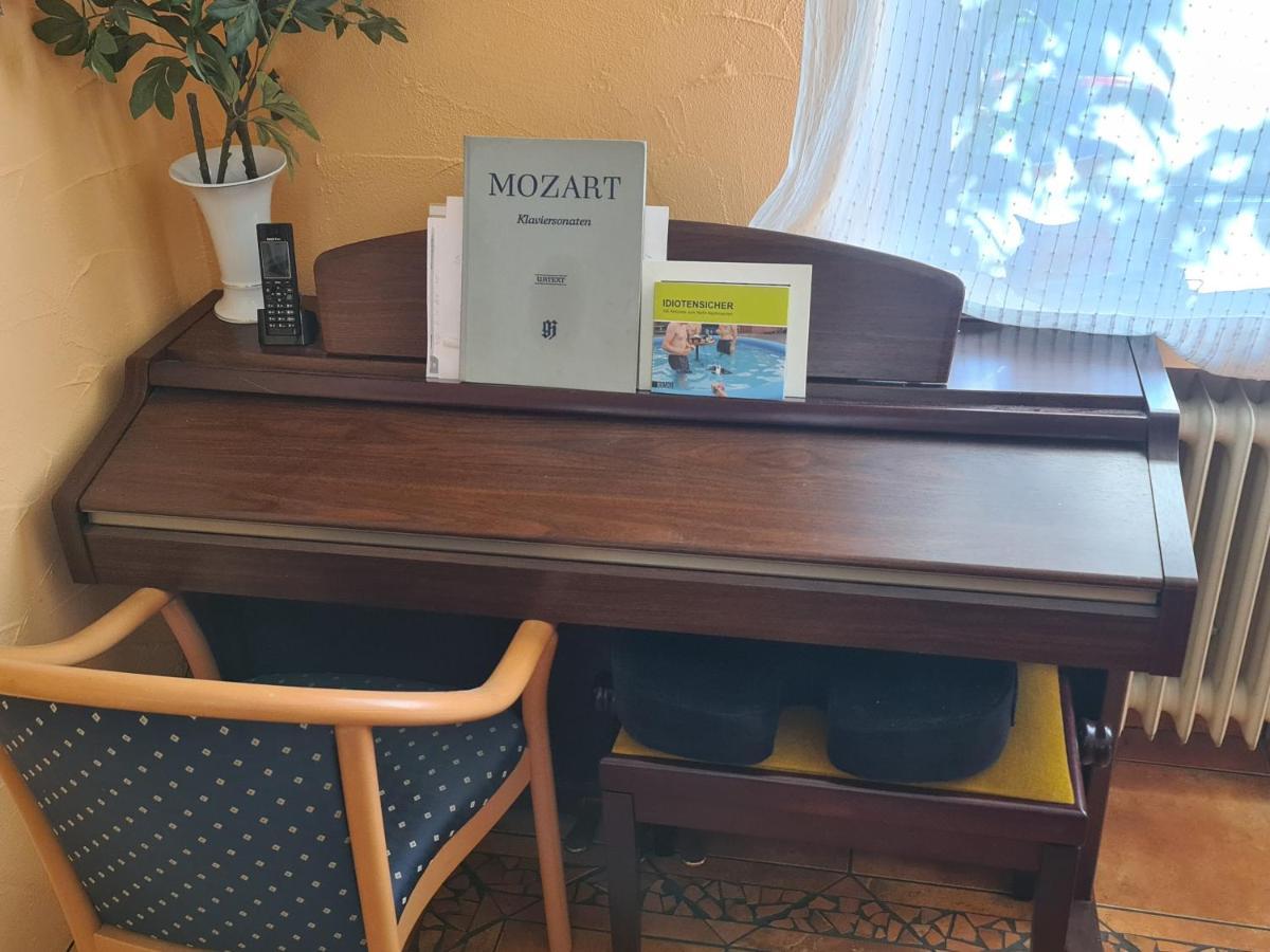 Geraeumiges Ferienhaus In Bad Salzuflen Mit Einfacher Ausstattung, Fuer Geschaeftsreisende, Gruppen Oder Familien Geeignet, 4 Schlafzimmer Eksteriør billede